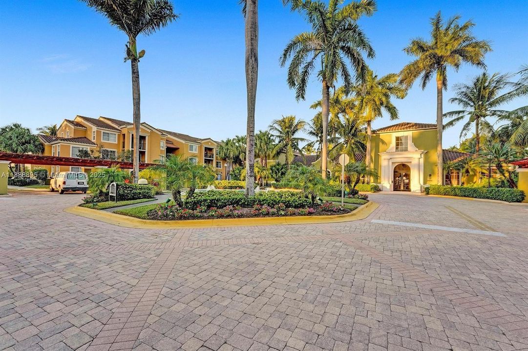 合同活跃: $259,000 (2 贝兹, 2 浴室, 977 平方英尺)