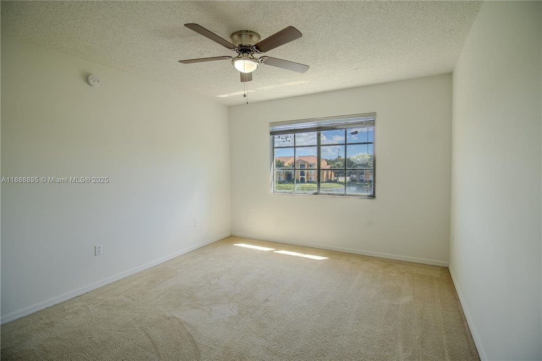 合同活跃: $259,000 (2 贝兹, 2 浴室, 977 平方英尺)