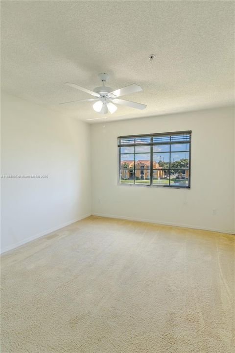 合同活跃: $259,000 (2 贝兹, 2 浴室, 977 平方英尺)