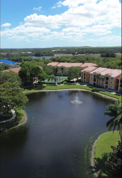 合同活跃: $259,000 (2 贝兹, 2 浴室, 977 平方英尺)