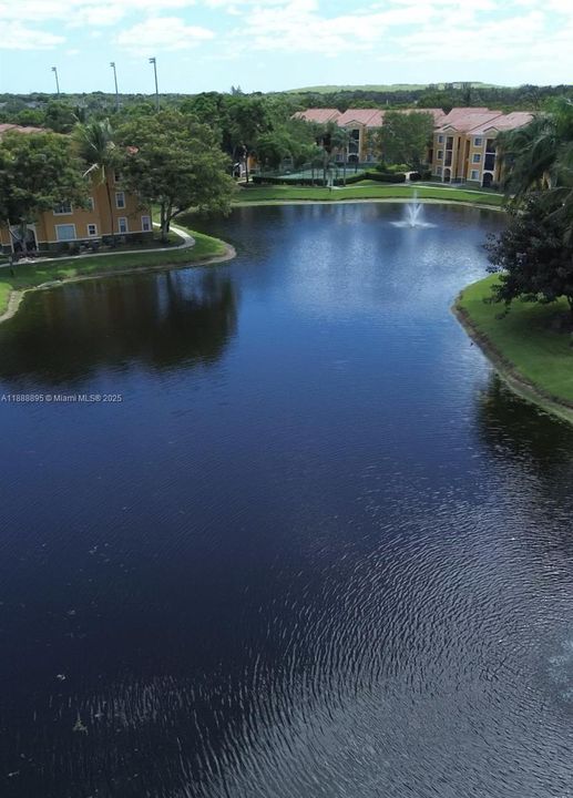 合同活跃: $259,000 (2 贝兹, 2 浴室, 977 平方英尺)