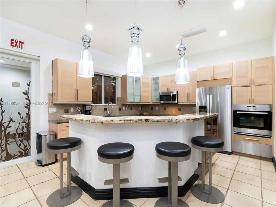 На продажу: $1,250,000 (7 спален, 4 ванн, 3591 Квадратных фут)