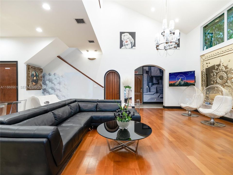 На продажу: $1,250,000 (7 спален, 4 ванн, 3591 Квадратных фут)