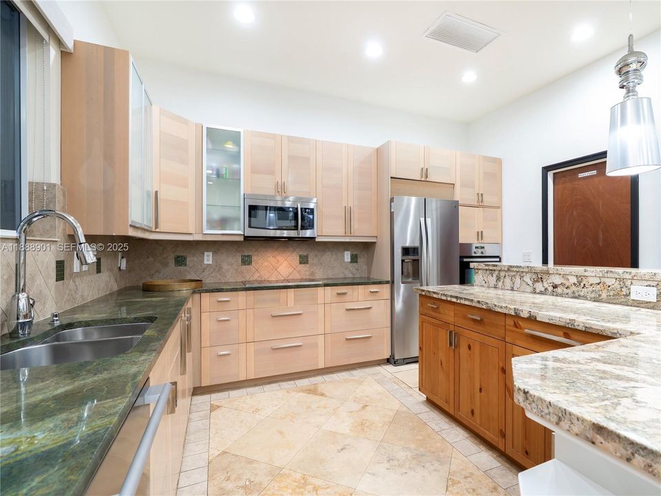 На продажу: $1,250,000 (7 спален, 4 ванн, 3591 Квадратных фут)