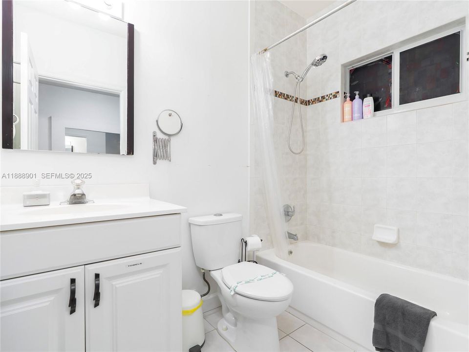 2nd floor Guest Apartment Bathroom