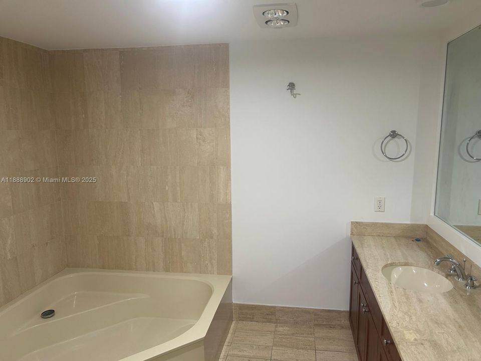 Active With Contract: $7,900 (2 beds, 2 baths, 2018 Square Feet)