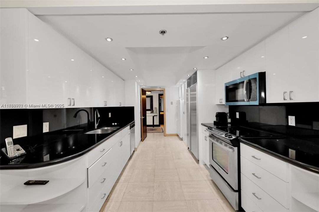 Active With Contract: $7,900 (2 beds, 2 baths, 2018 Square Feet)