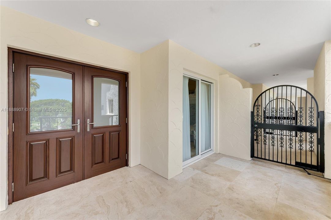 Под контрактом: $27,800 (3 спален, 3 ванн, 2744 Квадратных фут)