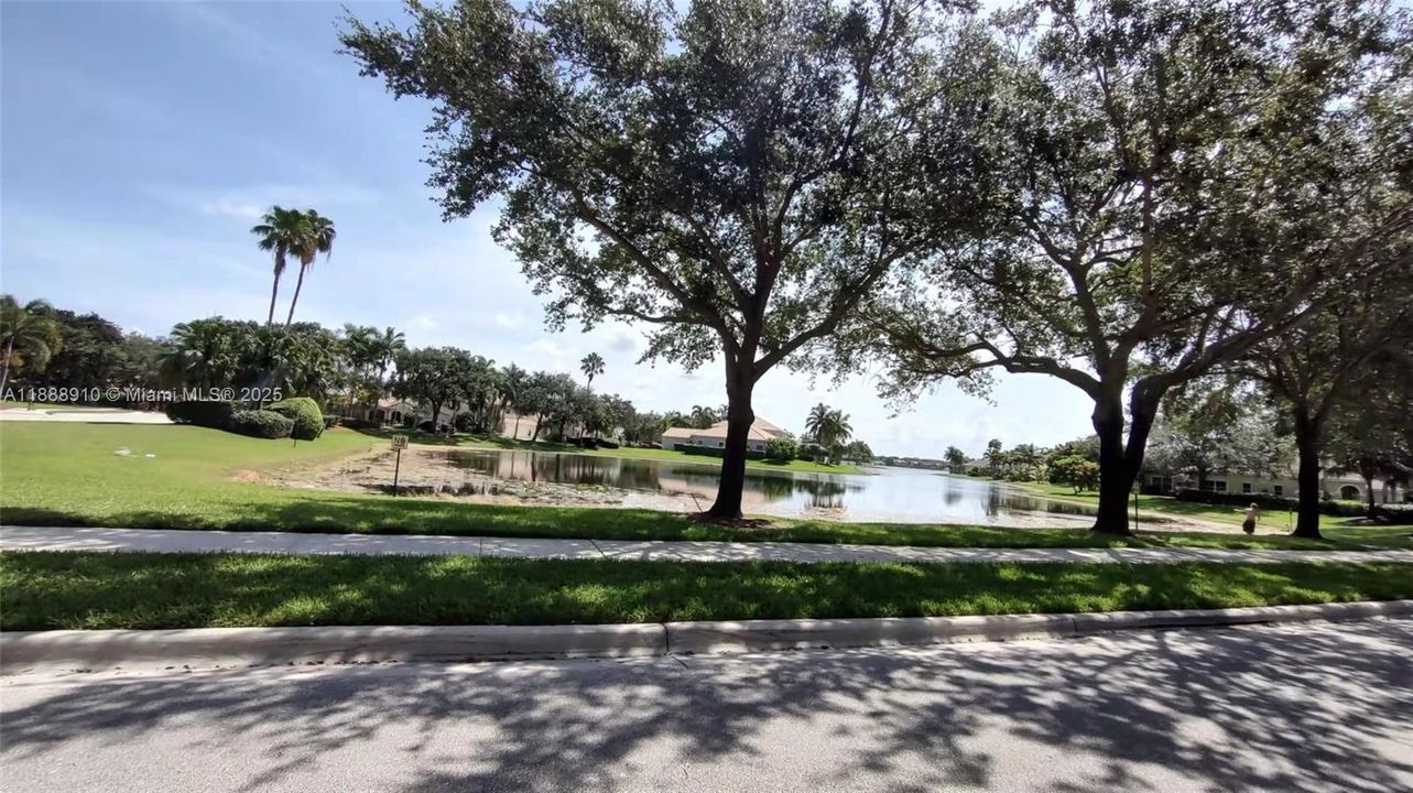 Под контрактом: $728,800 (4 спален, 2 ванн, 1963 Квадратных фут)