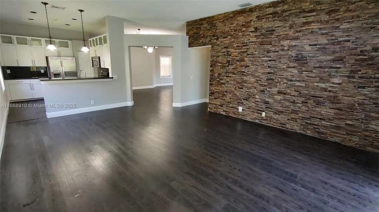 Под контрактом: $728,800 (4 спален, 2 ванн, 1963 Квадратных фут)