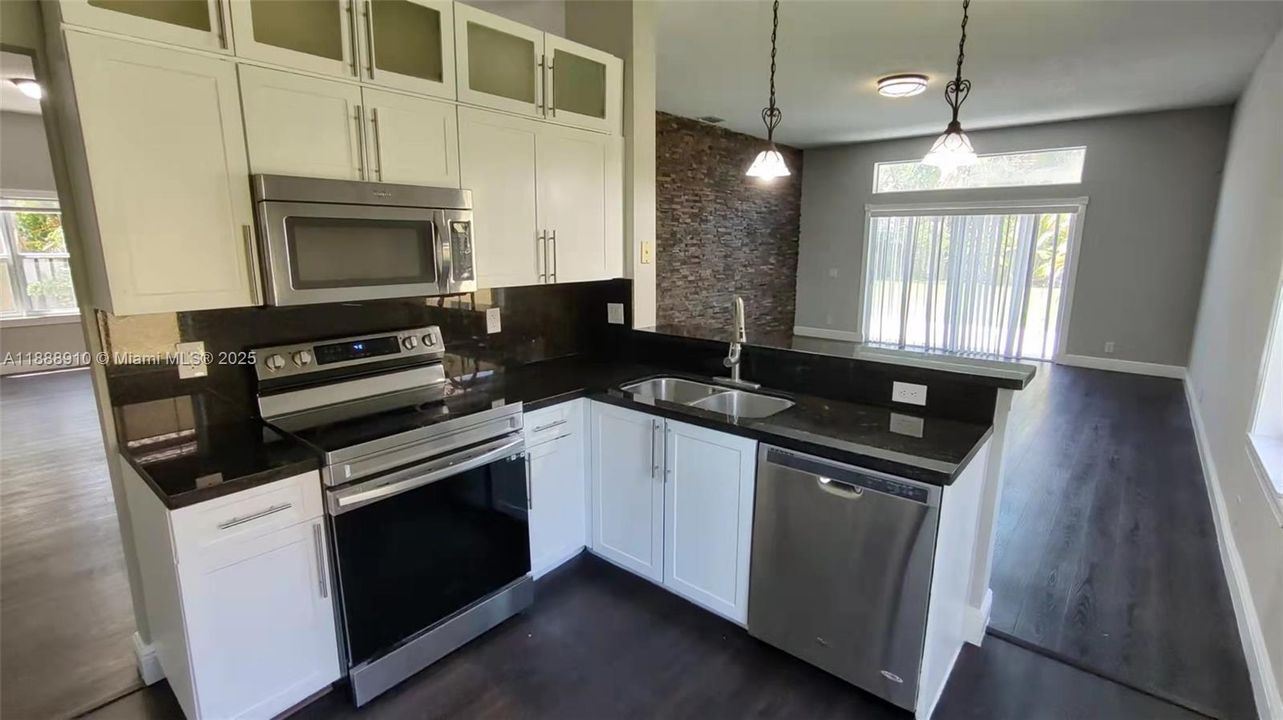 Под контрактом: $728,800 (4 спален, 2 ванн, 1963 Квадратных фут)