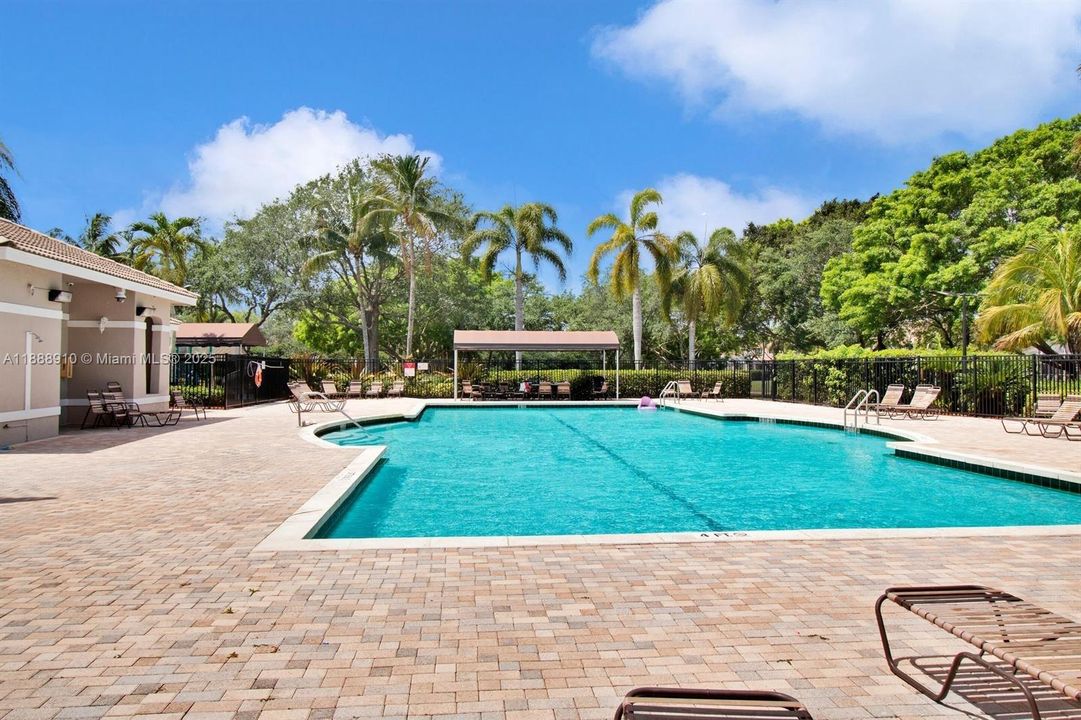 Под контрактом: $728,800 (4 спален, 2 ванн, 1963 Квадратных фут)