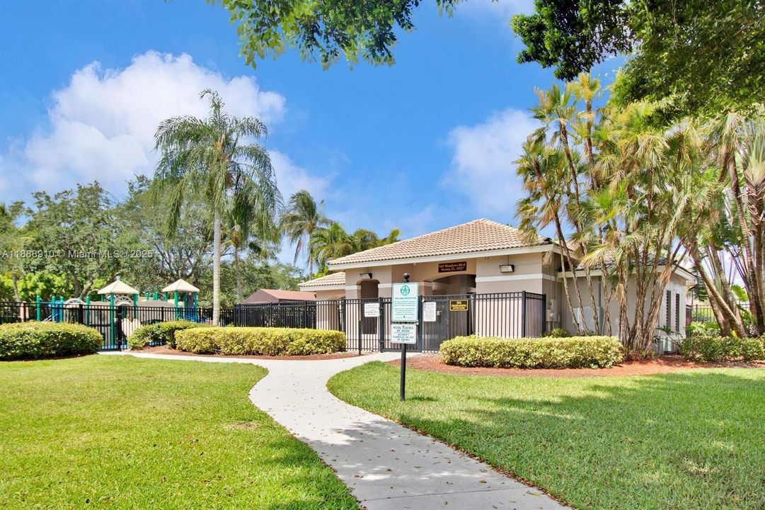 Под контрактом: $728,800 (4 спален, 2 ванн, 1963 Квадратных фут)