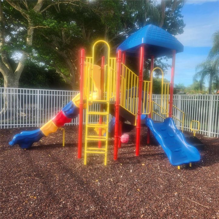 合同活跃: $3,795 (3 贝兹, 2 浴室, 1478 平方英尺)