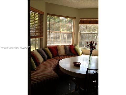 合同活跃: $3,795 (3 贝兹, 2 浴室, 1478 平方英尺)