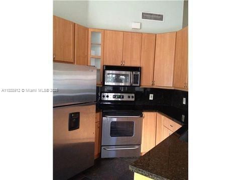 合同活跃: $3,795 (3 贝兹, 2 浴室, 1478 平方英尺)