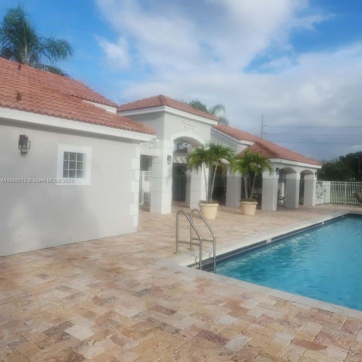 合同活跃: $3,795 (3 贝兹, 2 浴室, 1478 平方英尺)