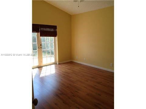 合同活跃: $3,795 (3 贝兹, 2 浴室, 1478 平方英尺)