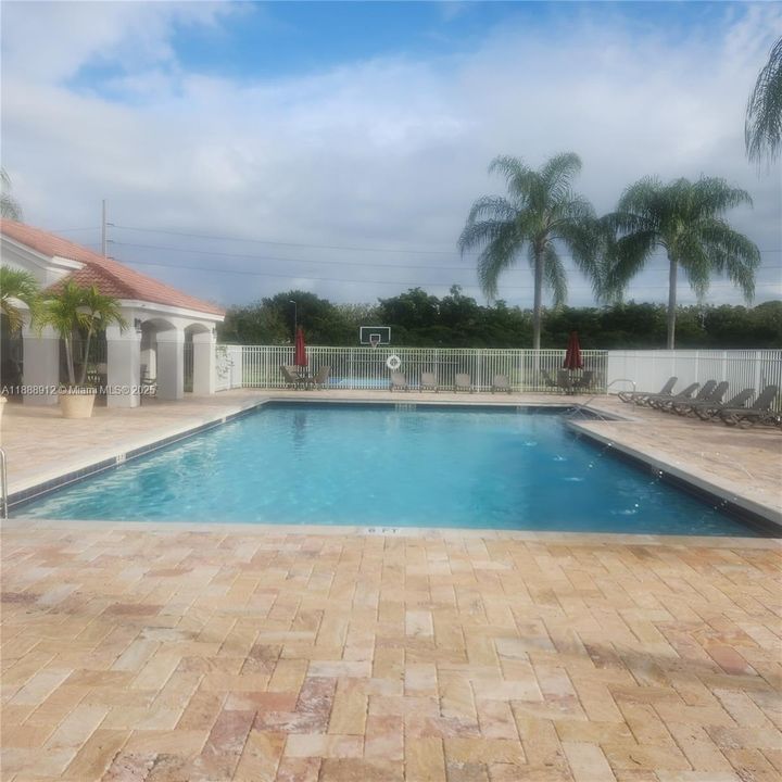 合同活跃: $3,795 (3 贝兹, 2 浴室, 1478 平方英尺)