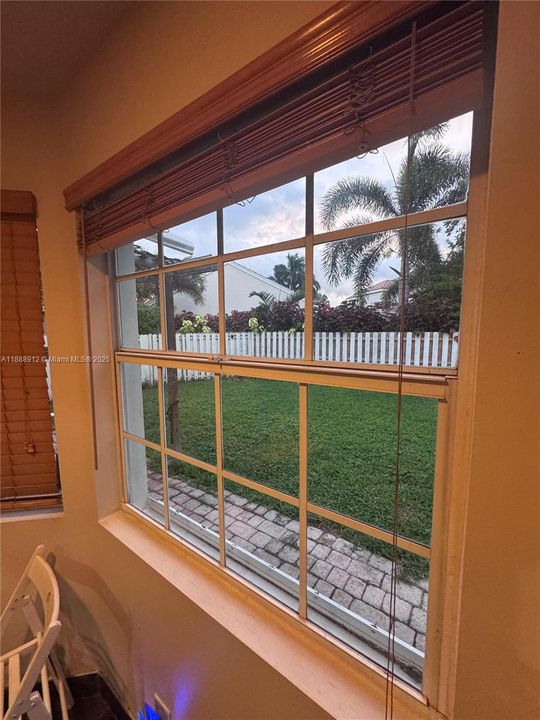 合同活跃: $3,795 (3 贝兹, 2 浴室, 1478 平方英尺)