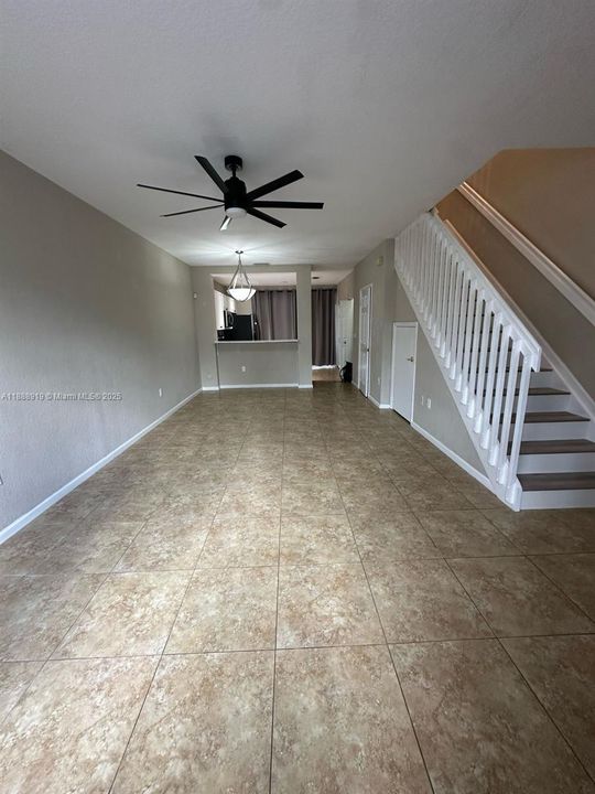 Под контрактом: $2,350 (2 спален, 2 ванн, 1280 Квадратных фут)