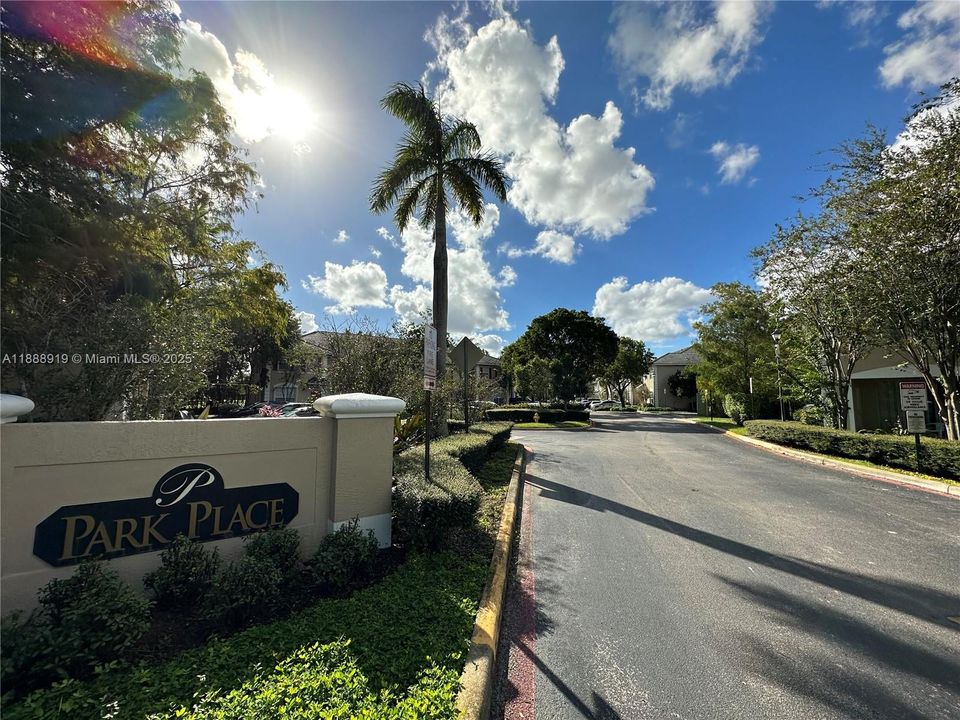 Под контрактом: $2,350 (2 спален, 2 ванн, 1280 Квадратных фут)