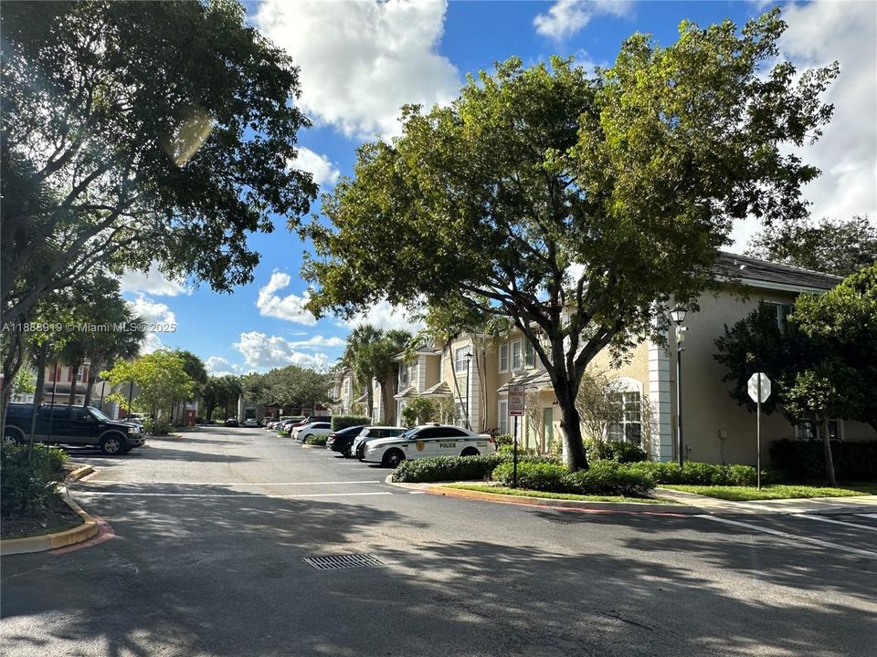 Под контрактом: $2,350 (2 спален, 2 ванн, 1280 Квадратных фут)