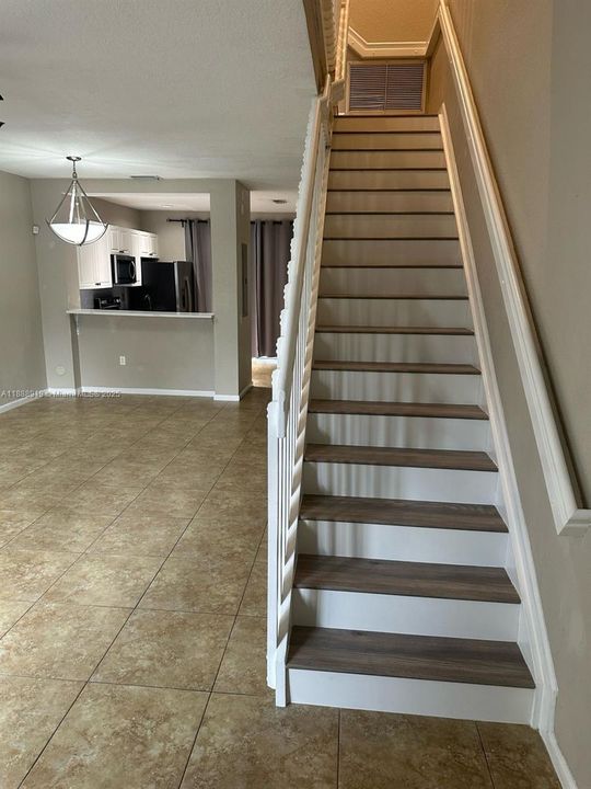 Под контрактом: $2,350 (2 спален, 2 ванн, 1280 Квадратных фут)