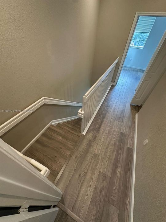 Под контрактом: $2,350 (2 спален, 2 ванн, 1280 Квадратных фут)