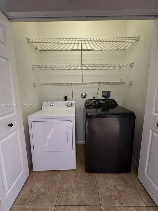 Под контрактом: $2,350 (2 спален, 2 ванн, 1280 Квадратных фут)