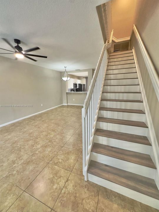 Под контрактом: $2,350 (2 спален, 2 ванн, 1280 Квадратных фут)