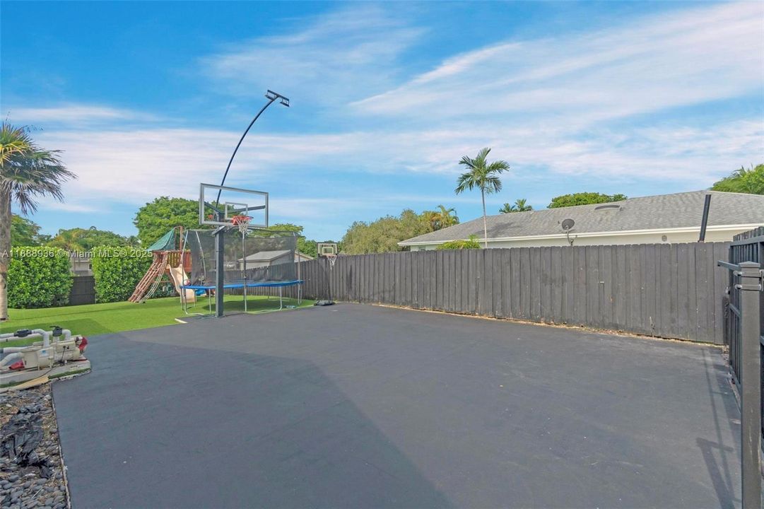 For Rent: $6,350 (3 beds, 2 baths, 1512 Square Feet)