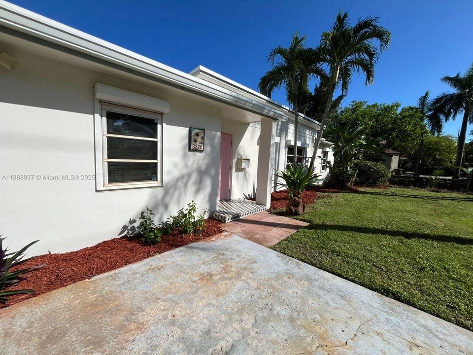 合同活跃: $3,900 (3 贝兹, 2 浴室, 1624 平方英尺)