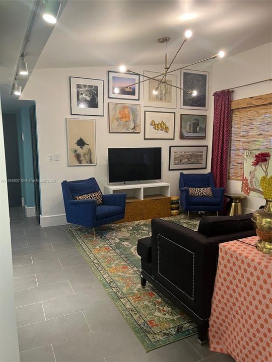 合同活跃: $3,900 (3 贝兹, 2 浴室, 1624 平方英尺)