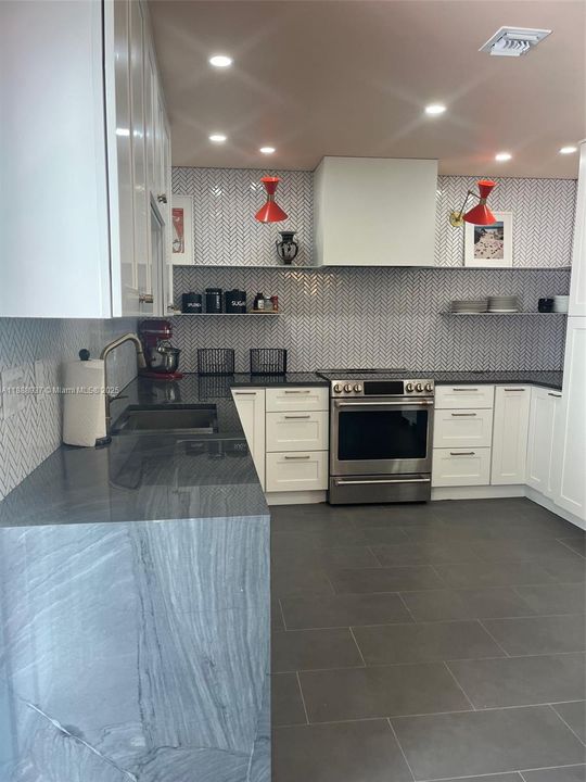 合同活跃: $3,900 (3 贝兹, 2 浴室, 1624 平方英尺)