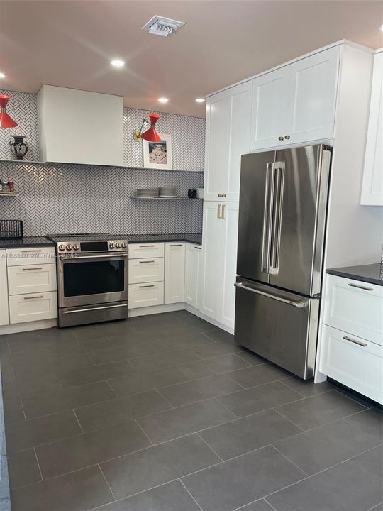 合同活跃: $3,900 (3 贝兹, 2 浴室, 1624 平方英尺)