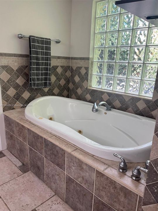 合同活跃: $3,900 (3 贝兹, 2 浴室, 1624 平方英尺)