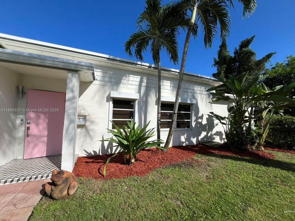 合同活跃: $3,900 (3 贝兹, 2 浴室, 1624 平方英尺)