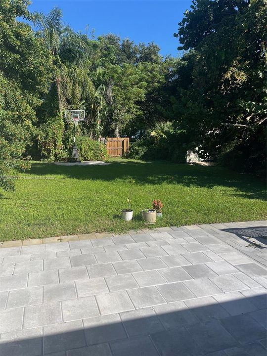 合同活跃: $3,900 (3 贝兹, 2 浴室, 1624 平方英尺)