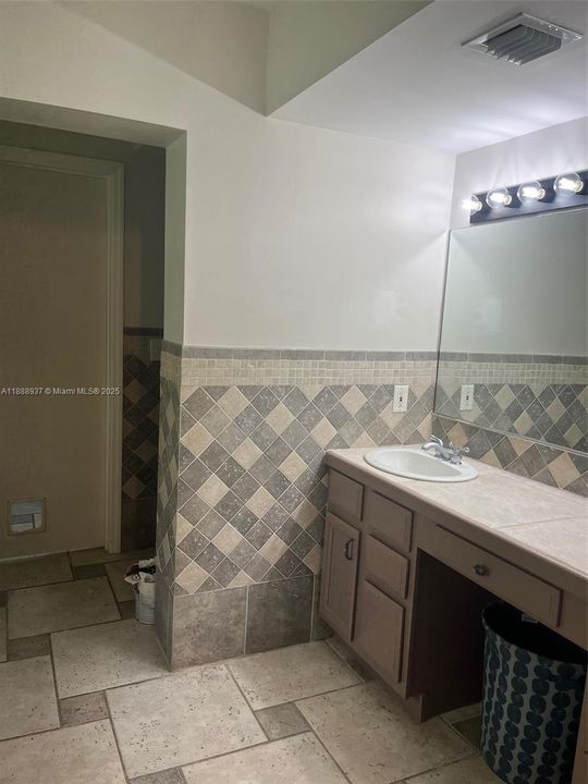 合同活跃: $3,900 (3 贝兹, 2 浴室, 1624 平方英尺)