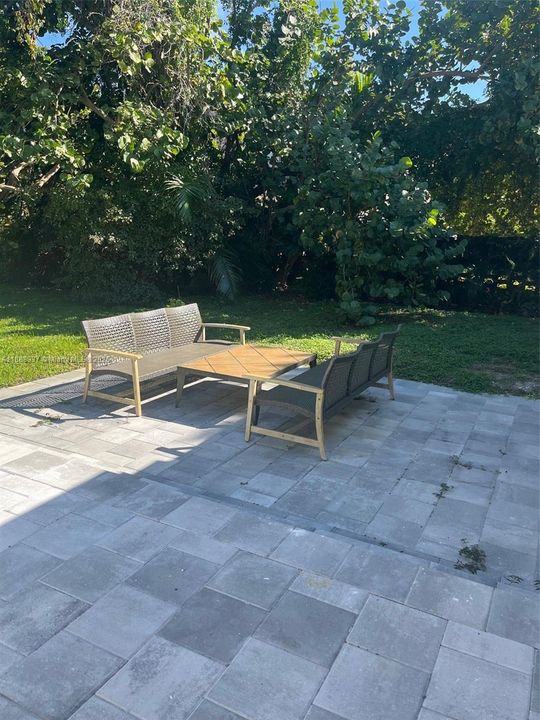 合同活跃: $3,900 (3 贝兹, 2 浴室, 1624 平方英尺)