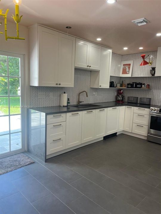 合同活跃: $3,900 (3 贝兹, 2 浴室, 1624 平方英尺)