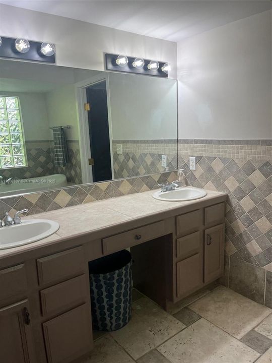 合同活跃: $3,900 (3 贝兹, 2 浴室, 1624 平方英尺)