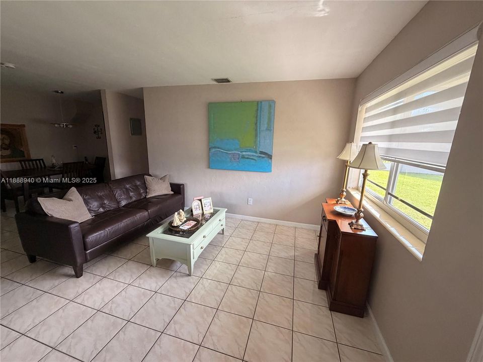 Vendido Recientemente: $690,000 (4 camas, 3 baños, 1443 Pies cuadrados)