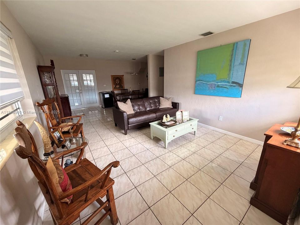 Vendido Recientemente: $690,000 (4 camas, 3 baños, 1443 Pies cuadrados)