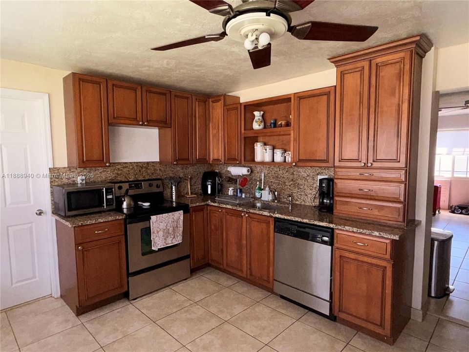 Vendido Recientemente: $690,000 (4 camas, 3 baños, 1443 Pies cuadrados)