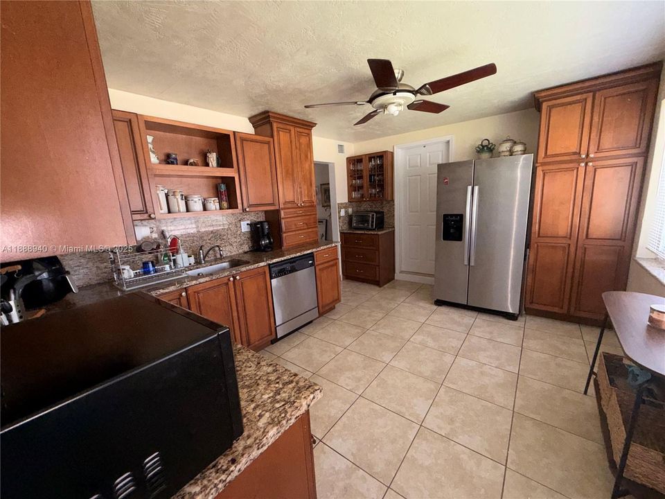 Vendido Recientemente: $690,000 (4 camas, 3 baños, 1443 Pies cuadrados)