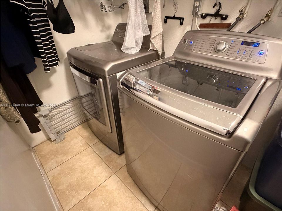 Vendido Recientemente: $690,000 (4 camas, 3 baños, 1443 Pies cuadrados)