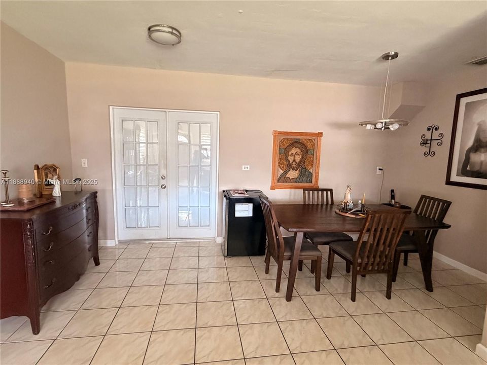Vendido Recientemente: $690,000 (4 camas, 3 baños, 1443 Pies cuadrados)