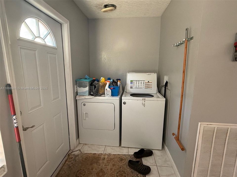 待售: $400,000 (3 贝兹, 2 浴室, 1104 平方英尺)